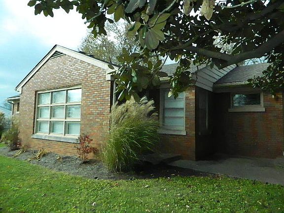 2nd image of 1721 Hawthorne Ln
