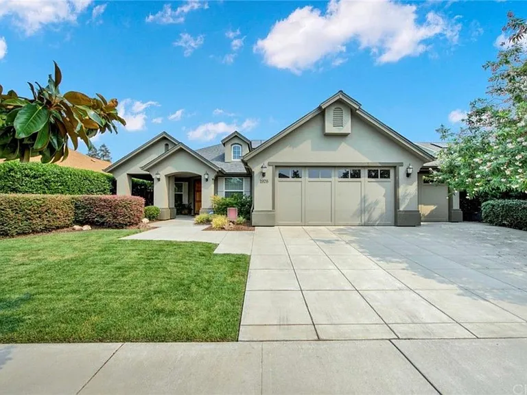 1928 Wisteria Ln — Photo 1