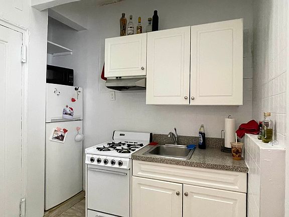 4th image of 33 W 76th St APT 5B