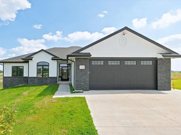 22561 Applewood Rd, Glenwood, IA 51534