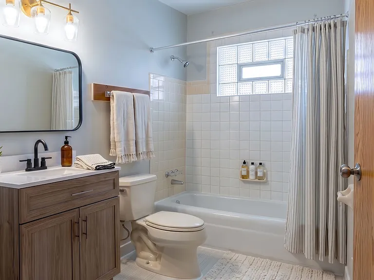 325 Sentinel Dr — Photo 3