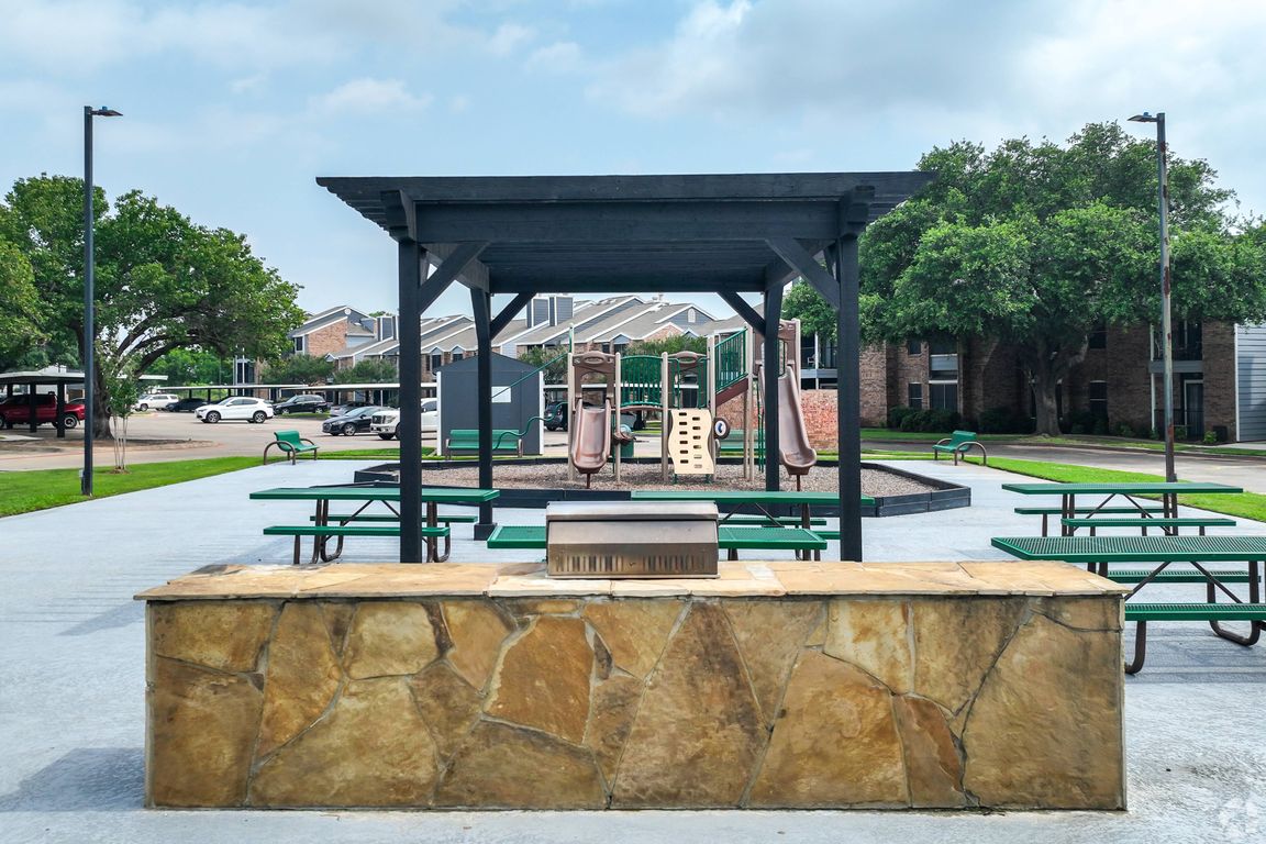 Outdoor BBQ and Picnic Area at Montoro Apartments in Irving, TX
