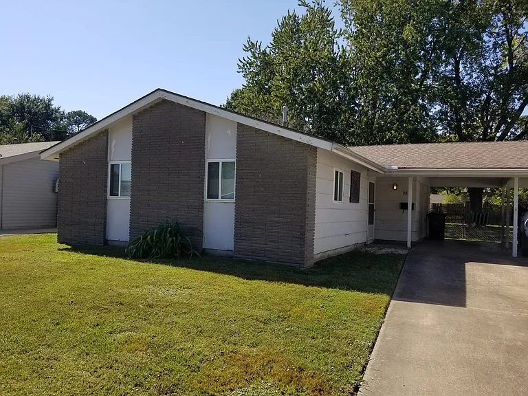 515 Warwick Dr — Photo 1