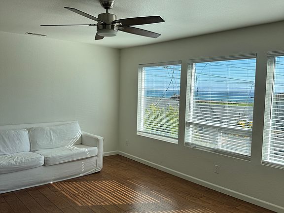 Living Room, Dinosaur Park and Ocean views