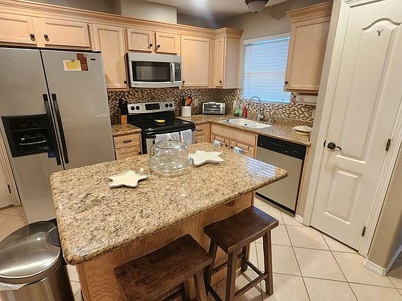 5th image of 9 Doral Dr