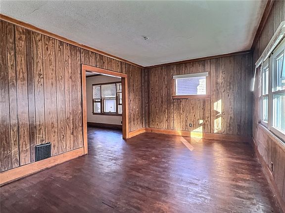 3rd image of 190 Weaver St