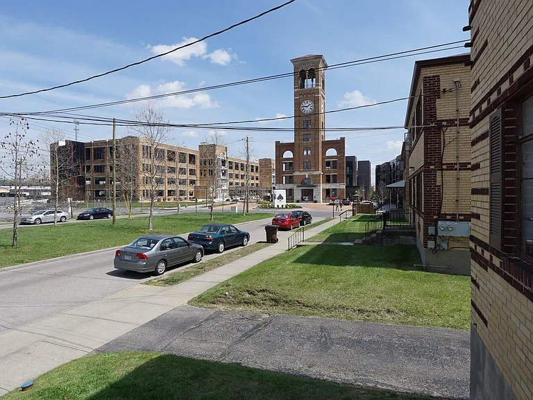 Short walk to Factory 52, Breweries, and shopping.