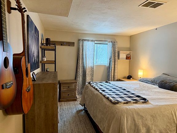 5th image of 176 Maple Ave APT 4-6