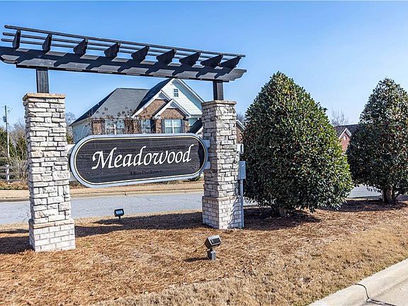 3rd image of 2 Oakwood Dr