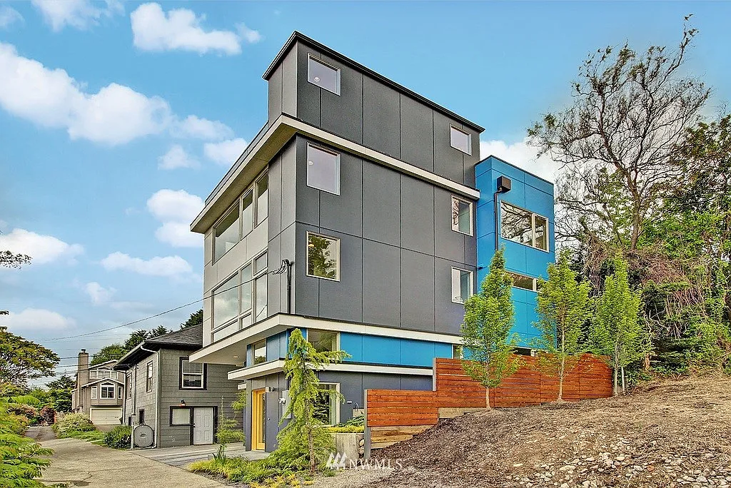 2612 E Denny Way photo 1