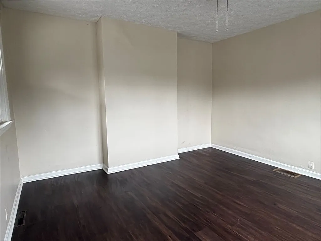 2 bed, $1,000 — Photo 2