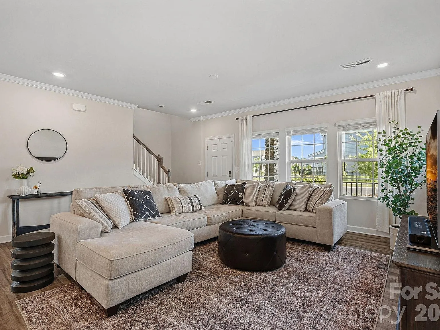 3 bed, 2.5 bath, 1972 sqft, $2,500 — Photo 2