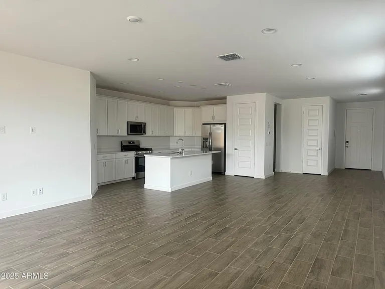 2890 E Frontiersman Ln — Photo 4
