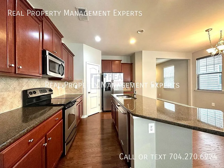 Coming Soon ! Beautiful 4br/2.5ba 2 Story House In Huntersville! — Photo 4