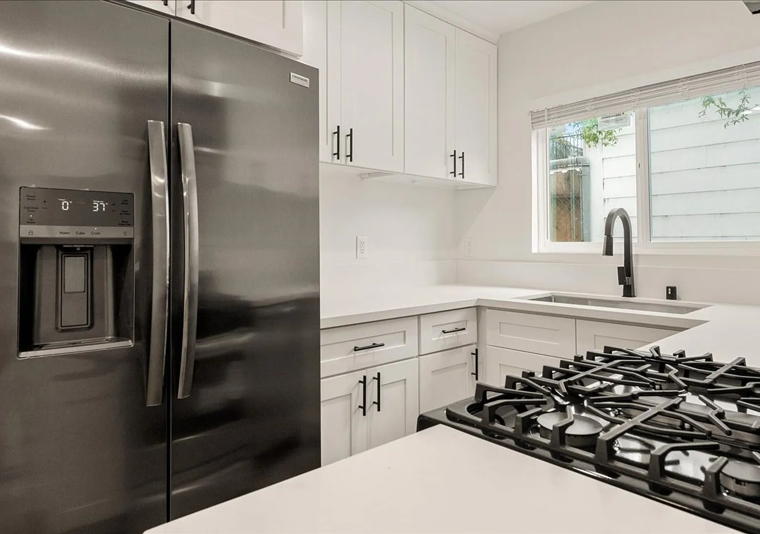Beautifully Renovated One Bedroom Apartment | Private Enclosed Patio — Photo 4