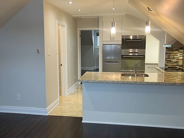 900 Avenue Rd #3 — Photo 10