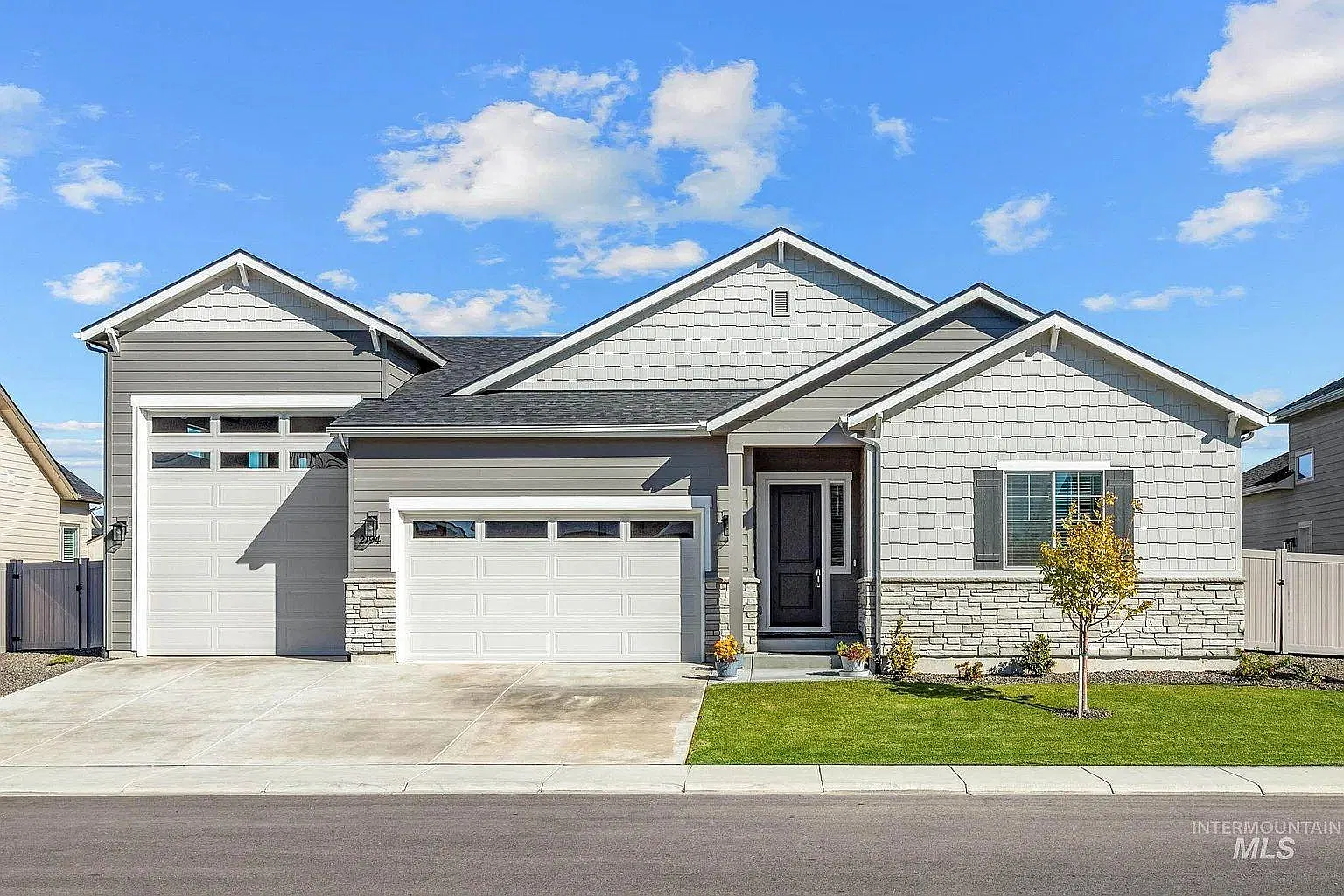 2194 N Mountain Vista Ave — Photo 2