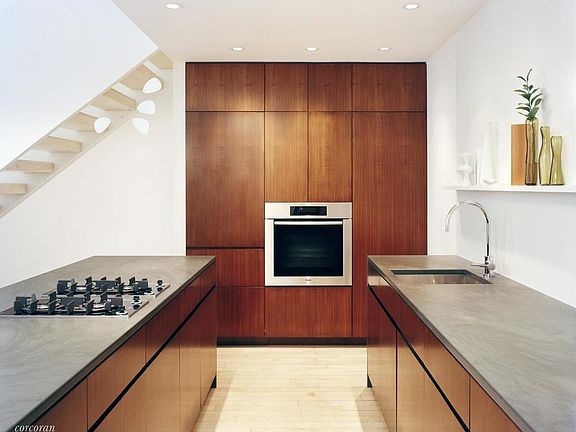 4th image of 242 E 7th St APT 3