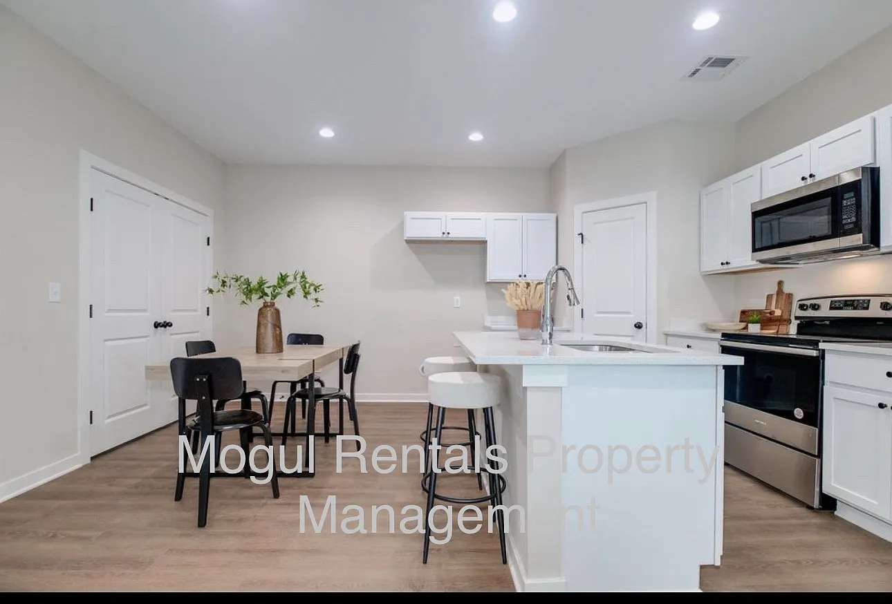 3 bed, 1136 sqft, $1,595 — Photo 2