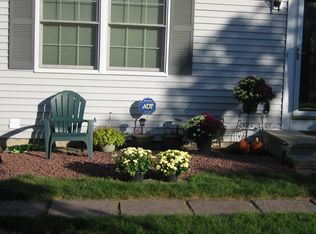 60 Hunting Ridge Dr, Mystic, CT 06355