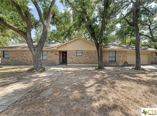 807 E 9th St, Cameron, TX 76520
