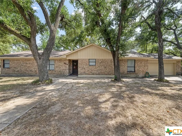 807 E 9th St, Cameron, TX 76520