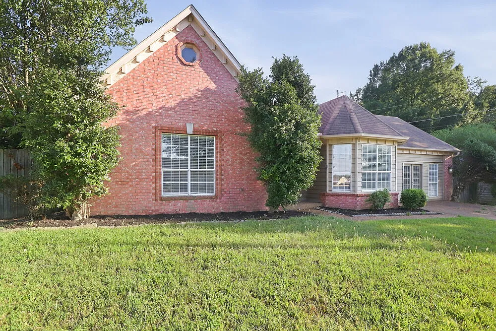 3 bed, 2.0 bath, 1808 sqft, $1,850 — Photo 2