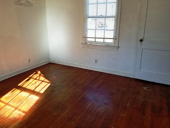 4th image of 210 N Cobb Ave
