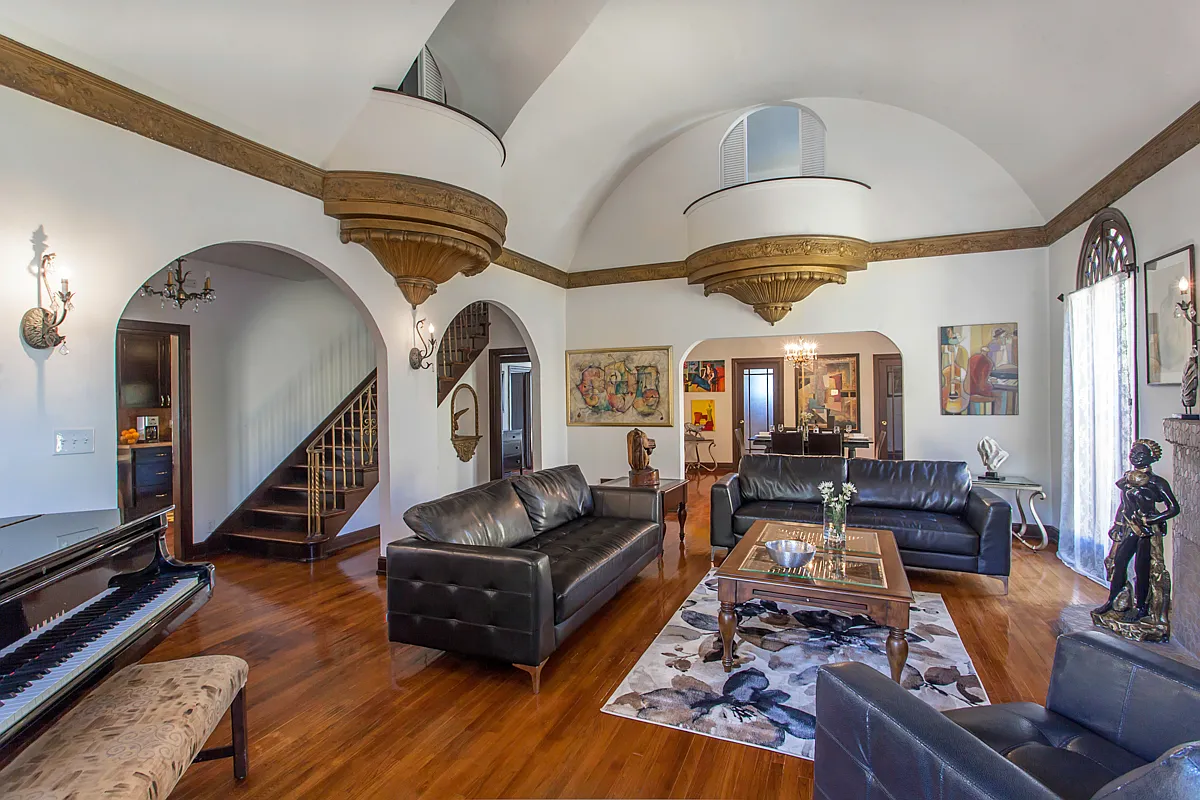 4 bed, 3.5 bath, 3936 sqft, $10,000 — Photo 3