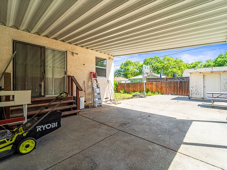 560 Russell St — Photo 37