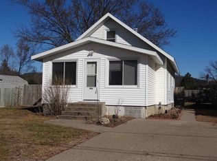 906 S 7th St, Prairie Du Chien, WI 53821