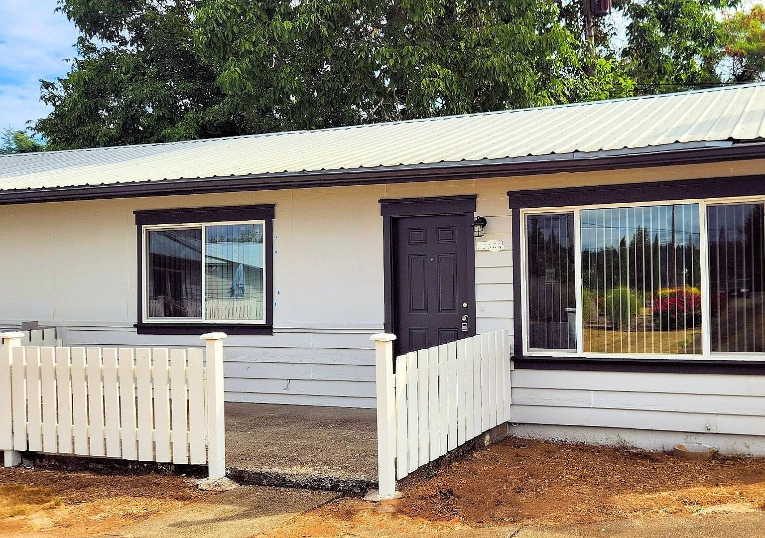 Refurbished 2 Bed 1 Bath with W/D in unit - close to Elk Rock, Max, on bus line — Photo 2