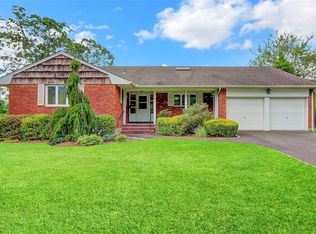 38 Park Dr E, Syosset, NY 11791