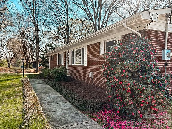 4th image of 2011 Mountain Creek Rd