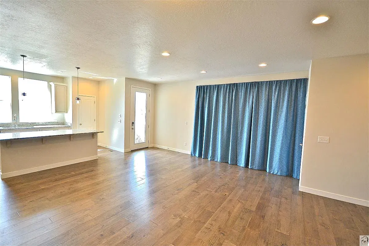 3 bed, 2.5 bath, 2500 sqft, $2,495 — Photo 3