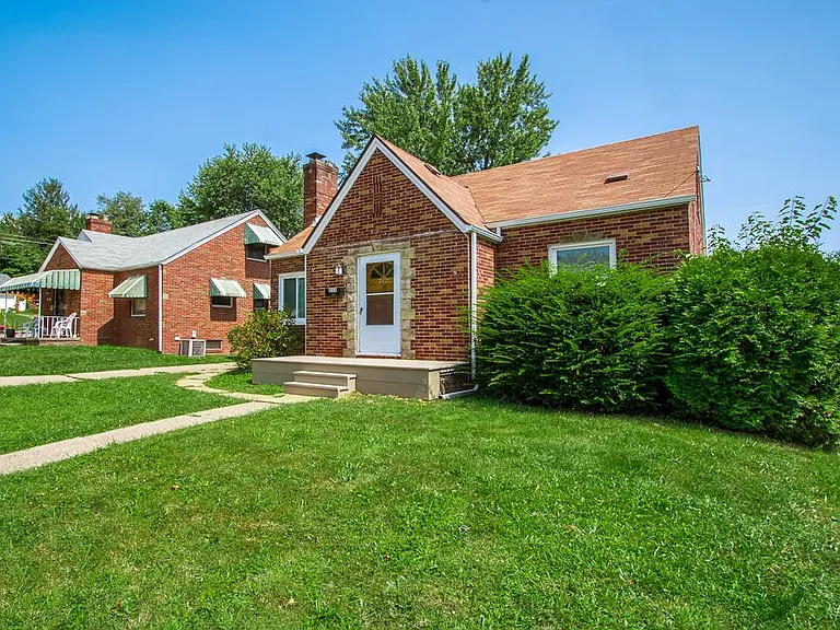 212 Cornelia Ave NE — Photo 1