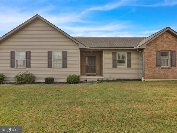 26 Village Dr, Fredericksburg, PA 17026