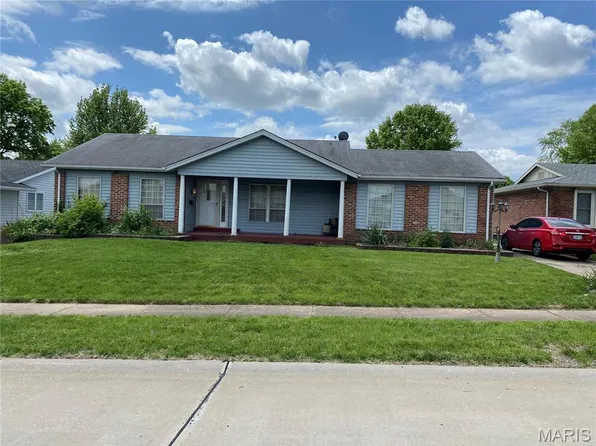 1323 Woodpath Dr, Florissant, MO 63031