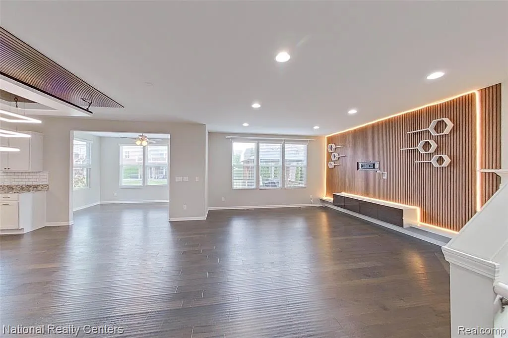 4 bed, 3.5 bath, 3819 sqft, $3,600 — Photo 4