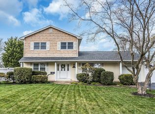 33 Primrose Lane, Kings Park, NY 11754