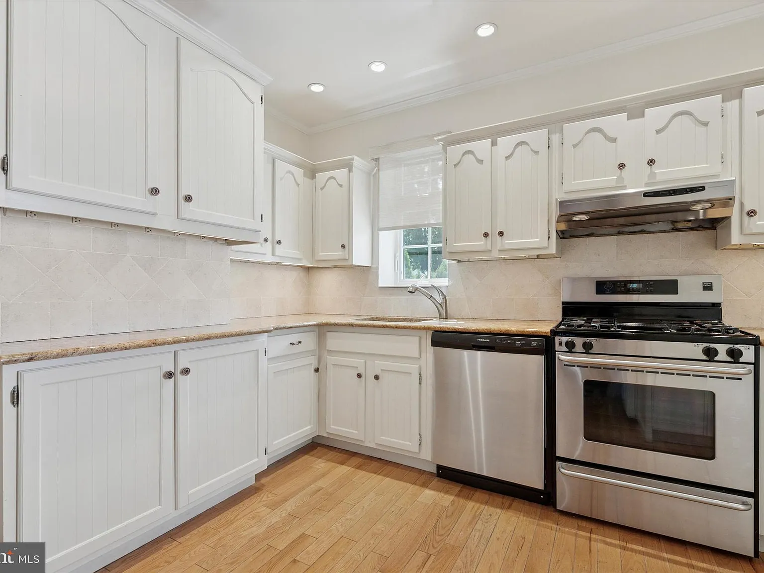 3 bed, 1.5 bath, 1156 sqft, $3,300 — Photo 3