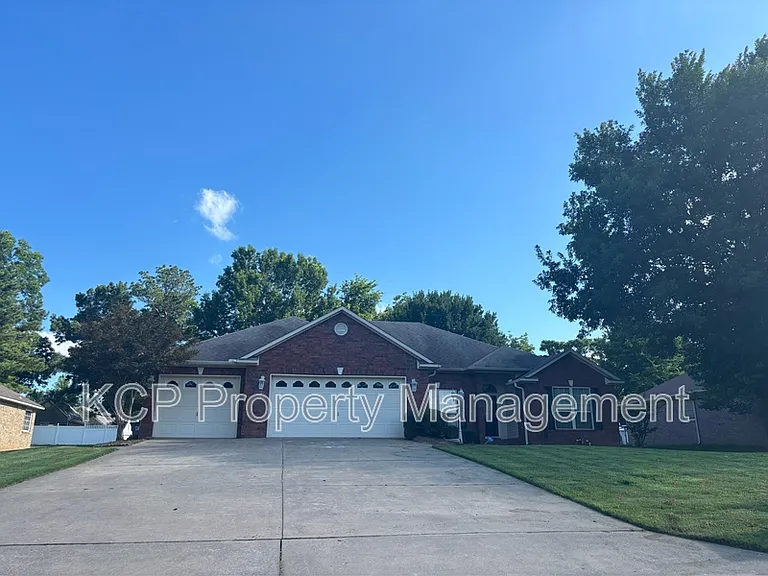 2109 Barrington Dr — Photo 2