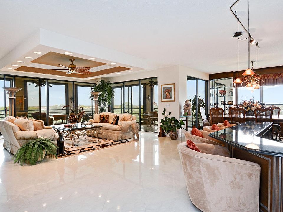 LIVING ROOM & BUILD-IN BAR