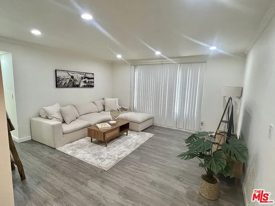 2 bed, 2.0 bath, 799 sqft, $2,500 — Photo 2