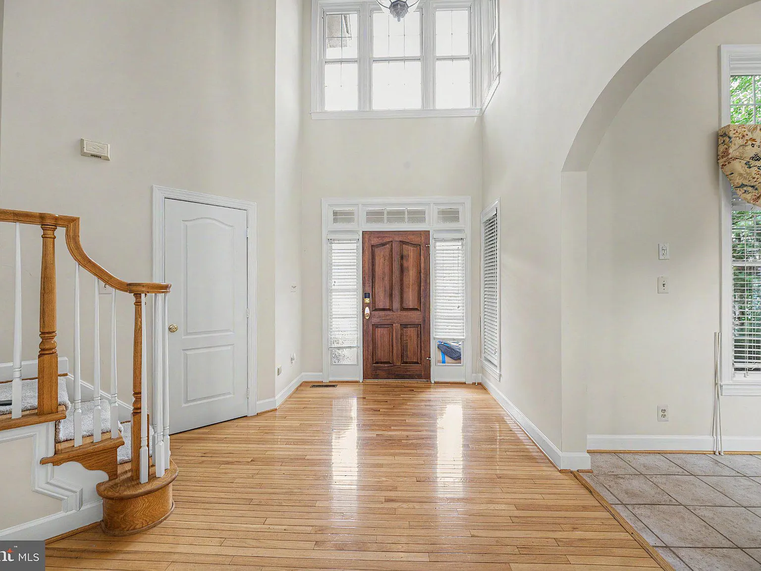 6 bed, 5.0 bath, 5455 sqft, $6,300 — Photo 2