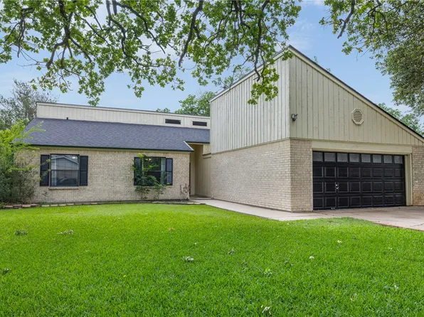 3803 Old Oaks Dr, Bryan, TX 77802