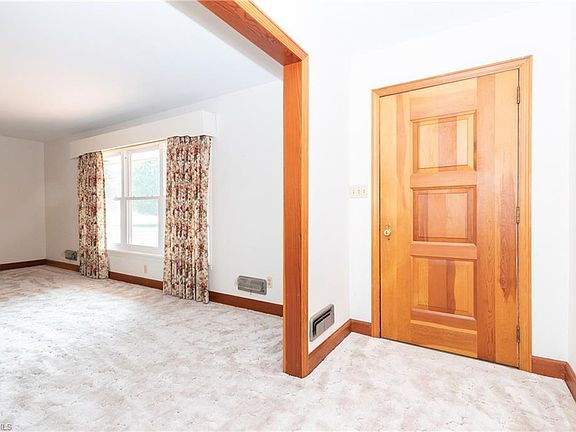 3rd image of 825 E Main St