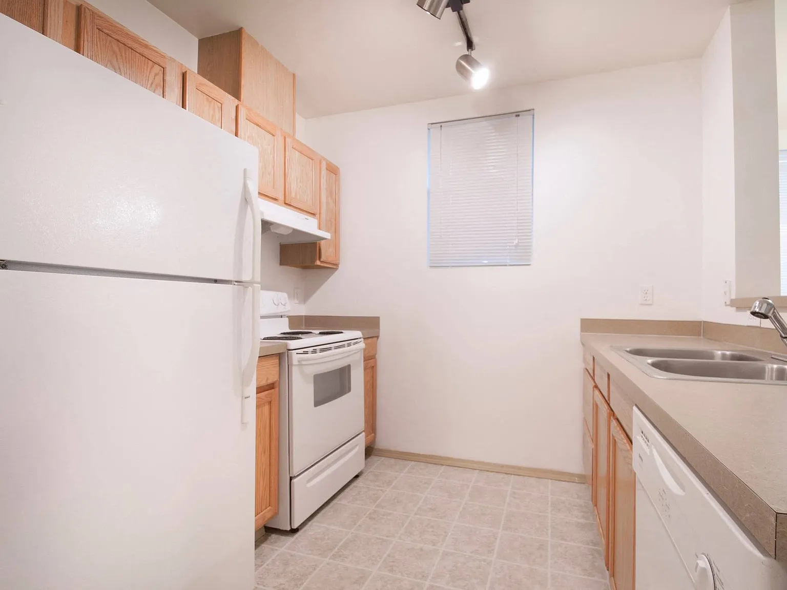 Maple Court — Photo 2