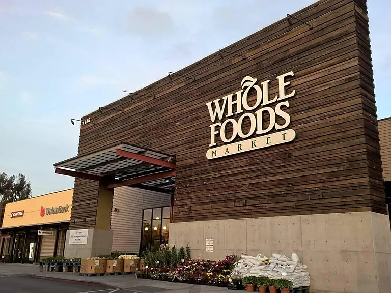 Whole Foods, Trader Joes, Costco, Safeway, Lucky's...all NEARBY!!