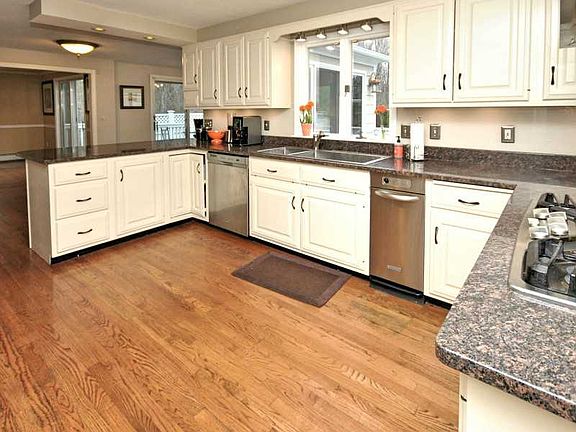 5th image of 150 Fernwood Dr